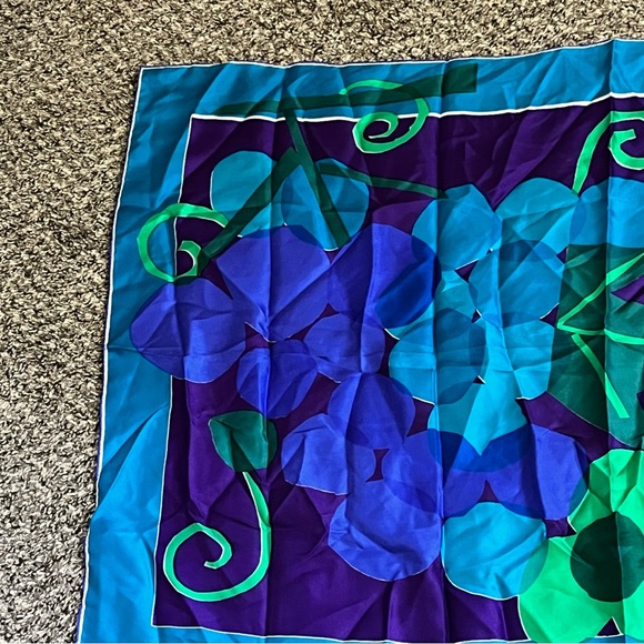 Vera Vibrant Blue and Green grape design Wrap with Elegant Design - Picture 2 of 8